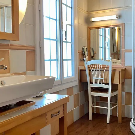 Maison Renovee Avec Terrasse Et Jardin Clos A 30m De La Mer, Parking, Wifi - Fr-1-306-1228 * Les Moutiers