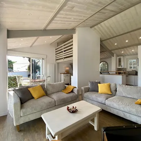 Holiday home Maison Renovee Avec Terrasse Et Jardin Clos A 30m De La Mer, Parking, Wifi - Fr-1-306-1228 *