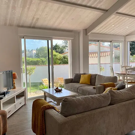 Maison Renovee Avec Terrasse Et Jardin Clos A 30m De La Mer, Parking, Wifi - Fr-1-306-1228 Holiday home Les Moutiers